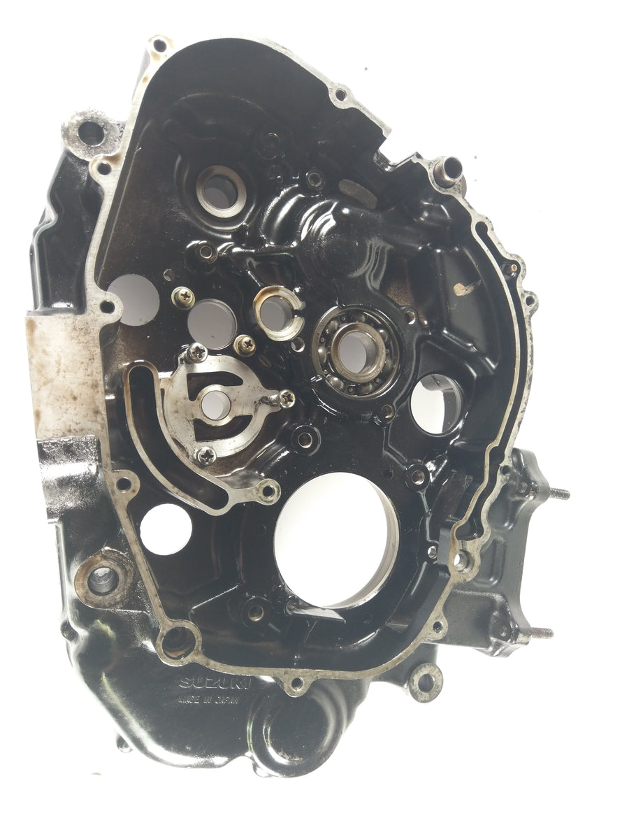 Suzuki DR 650 SP42B - Jobboldali motorgeházfél olajszűrővel és kiegyenlítő tengellyel