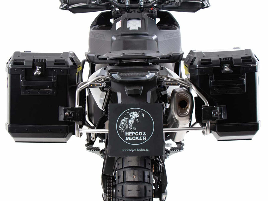 Husqvarna Norden 901 [2022-2026] - Táratartó állványkészlet Kivágott rozsdamentes acél hordozóval. Xplorer Cutout fekete táska szett
