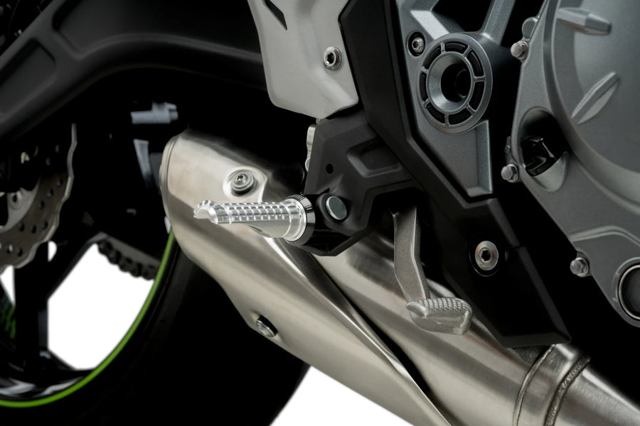 KTM RC 390 [2025] – R-Fighter lábtartók – ezüst