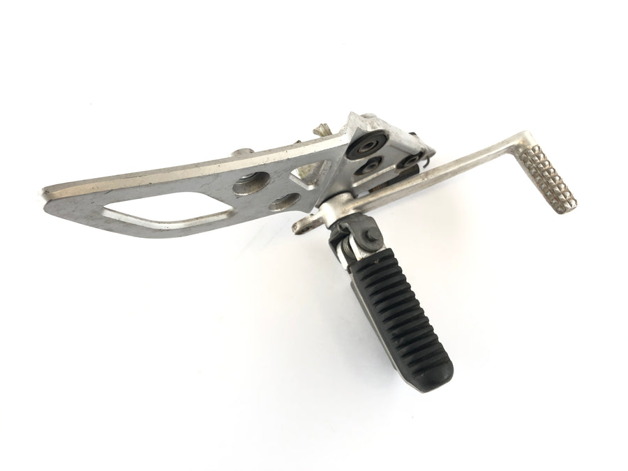 Suzuki Bandit GSF 650 S WVB5 [2005] - Vezetői lábtámasz tartóval és fékpedállal a jobb oldalon
