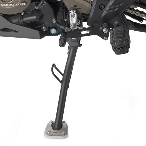 Qj Motor SRT 600 SX [GIVI] - Alumíniumból és rozsdamentes acélból készült lábhosszabbító az eredeti oldalállványhoz