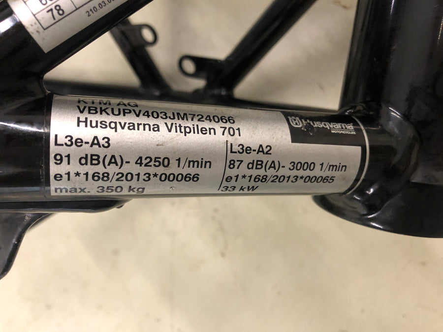 Husqvarna 701 Vitpilen [2018] - Keret papírokkal
