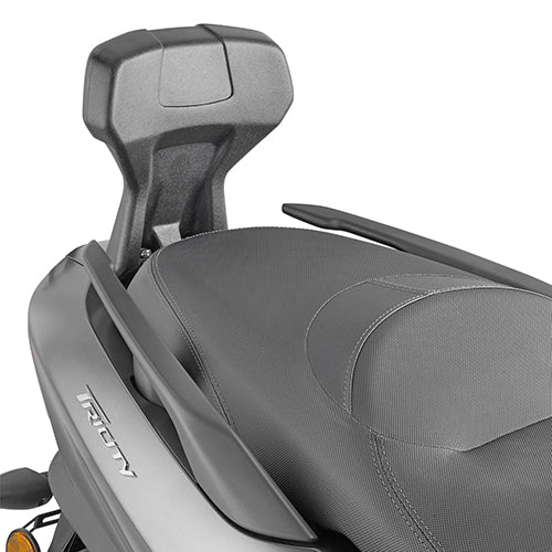 Yamaha X-MAX 125 [GIVI] - Az utas háttámlája nem teszi lehetővé a hordozó és a tok rögzítését
