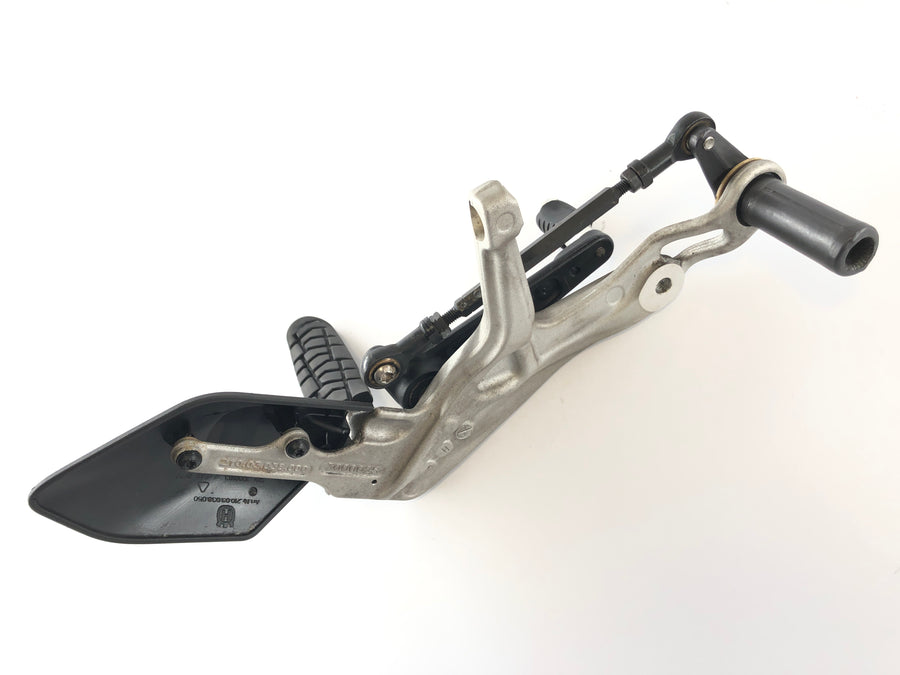 Husqvarna 701 Vitpilen [2018] - Vezetői lábtámasz a bal oldalon tartóval és váltókarral