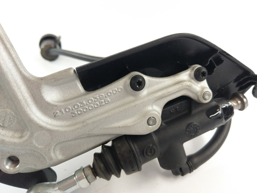 Husqvarna 701 Vitpilen [2018] - Lábtámasz tartóval és lábfékszivattyúval a jobb oldalon