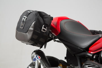 Ducati Monster 1200 [2017-2020] – Legend Gear LC1 és LC2 oldaltáska rendszer, Black Edition – 1. kép