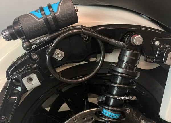 Harley-Davidson FLHXSE 1977 Street Glide CVO 121 [2025] - REVO ARC Remote Reservoir Außenbefestigung – Bild 10
