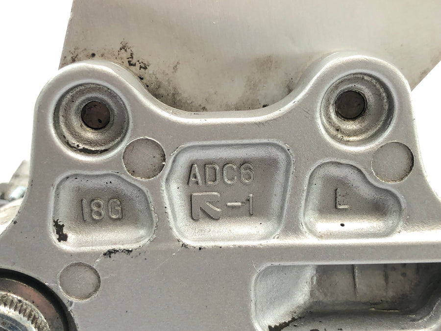 Suzuki GSX R 1000 WVBZ K3 [2003] - Lábtartó rendszer vezető bal lábtartó tartója váltókarral