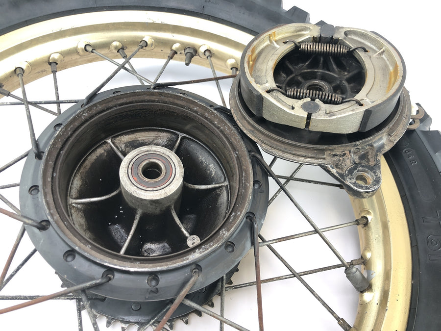 Yamaha XT 500 1U6 [1981] - Hátsó kerék felni arany küllős kerék 1,85 x 18" dobfékkel