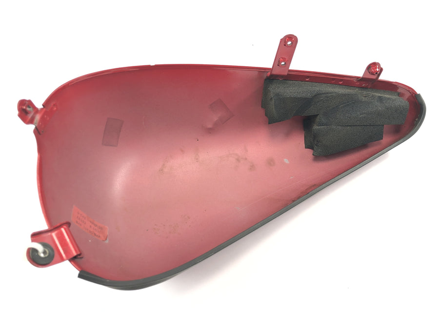 Suzuki Intruder VL 1500 AL [2000] - tankpanel a jobb oldali panel oldalsó burkolatán enyhén sérült