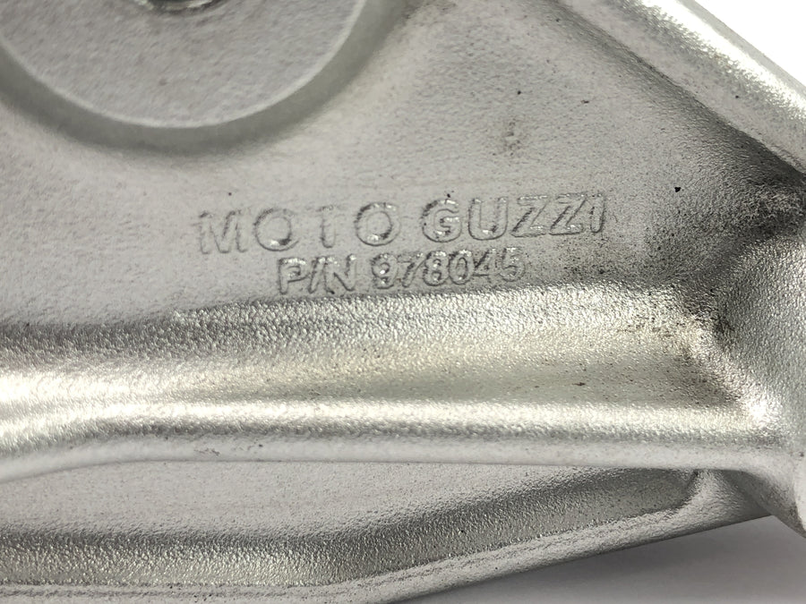 Moto Guzzi Stelvio 1200 8V [2016] - bal lábtartó rendszer, vezető lábtartó és utasoldali lábtartó konzollal